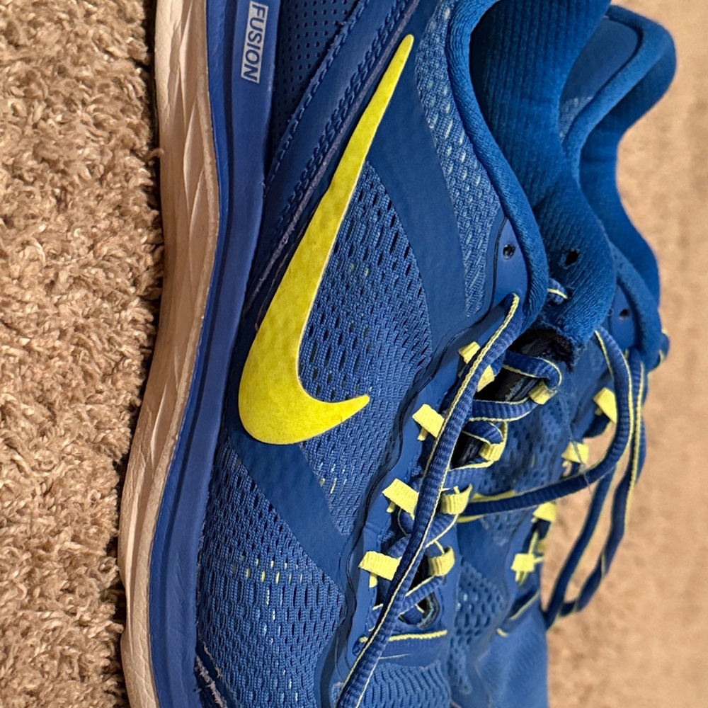 Nike Dual Fusion Run 3 sneakers.